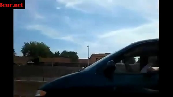 il labaise en conduisant surautoroute