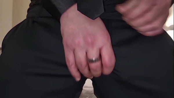 ASCOLTA E GUARDA QUESTA SBORRATA ESPLOSIVA | GEMITI INTENSI CON UN GROSSO PISELLO E TANTA SBORRA DA INGOIARE - ABITO NERO ELEGANTE E INTENSO ORGASMO CON DIALOGHI SPORCHI ITALIANI DI UN RAGAZZO SEXY 