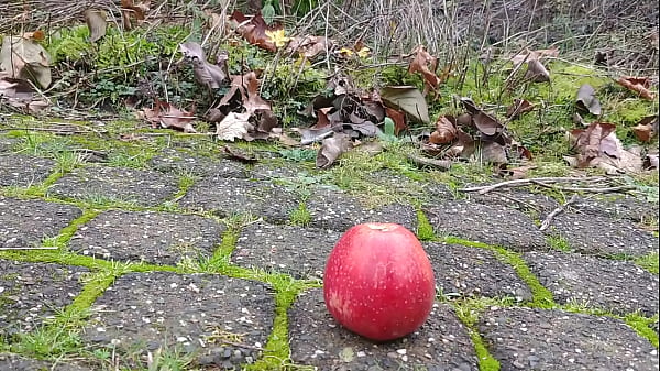 Nonton Woman Crush Apple Underfeet thumbnail