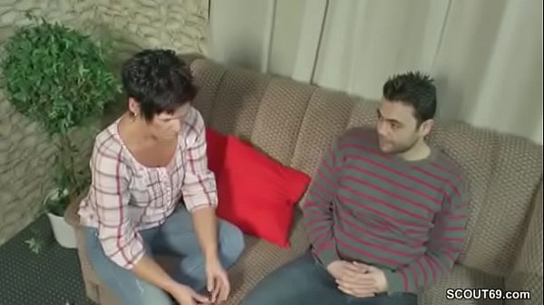 Play MP4 - Mutti hilft ihm mit einem Fick keine Jungfrau mehr zu sein