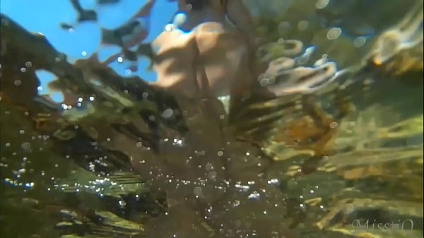 Play MP4 - Nude on the rocks