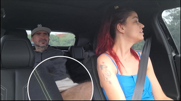 Motorista de app viaja sem calcinha no carro e deixa passageiros de pau duro! 