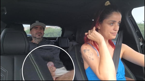 Play MP4 - Motorista de app viaja sem calcinha no carro e deixa passageiros de pau duro&excl;
