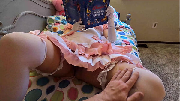 Play MP4 - Cosplay stepdaughter lays in bed reading while rubs her pussy