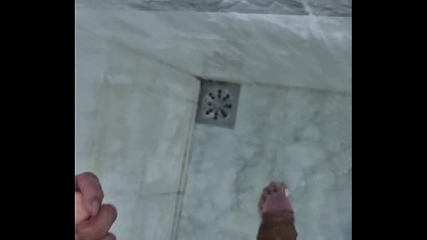 NOVINHO SAFADO GOZANDO NO BANHO 