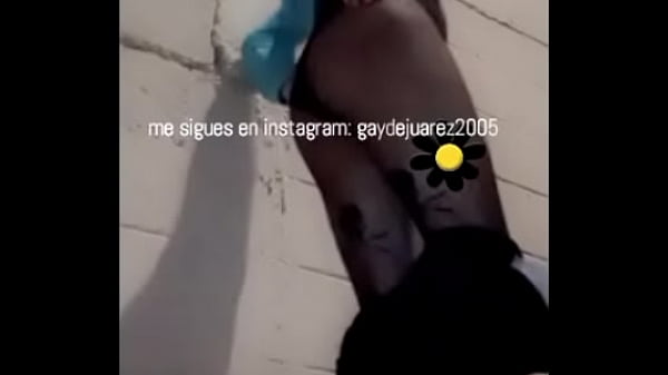 Me exite grabando mi culo al aire libre