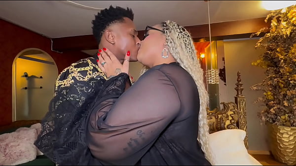 Fiz minha amiga virar marmita de casal, chamei ela para sentar gostoso no meu marido, mandei ele gozar dentro e depois me deixar lamber a buceta dela para provar o gosto como uma boa corna 