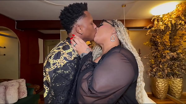 Play MP4 - Fiz minha amiga virar marmita de casal&comma; chamei ela para sentar gostoso no meu marido&comma; mandei ele gozar dentro e depois me deixar lamber a buceta dela para provar o gosto como uma boa corna