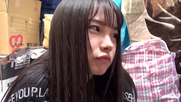 こんな小さくて華奢な女の子は強く抱きしめたくなるのは、男の性です。でも、そう思いたくなる身体なのです。 thumbnail