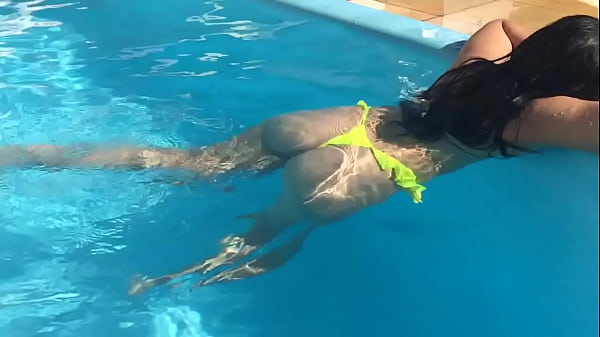 Play MP4 - esposa gostosa na piscina