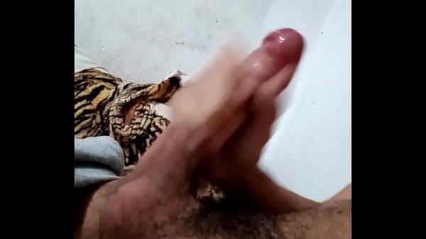 Novinho pauzudo gozando enquanto testa masturbador