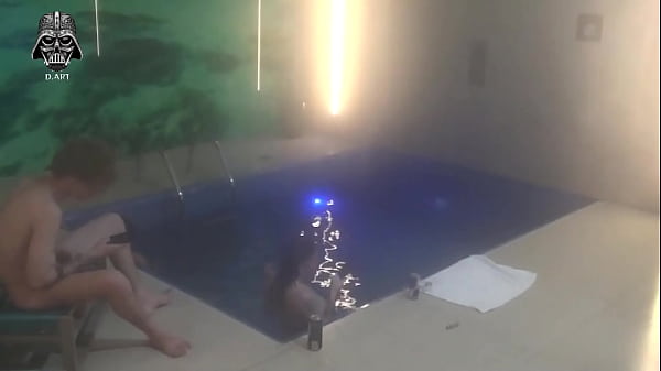 Play MP4 - Threesome with friends in the motel pool