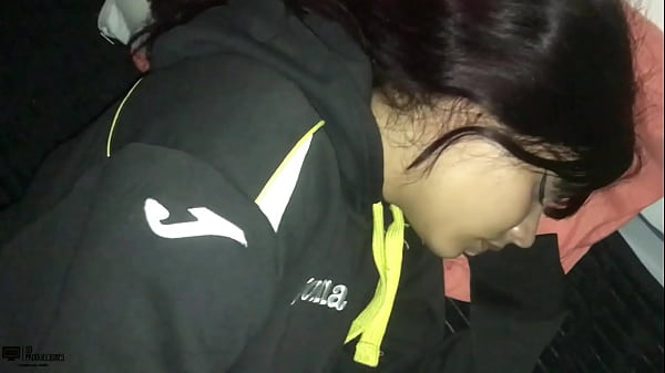 Aprovecho Que Mi Hermanastra Esta Acostada Para Ponerle Unas Esposas Y Convencerla De Que Me Saque La Leche thumbnail