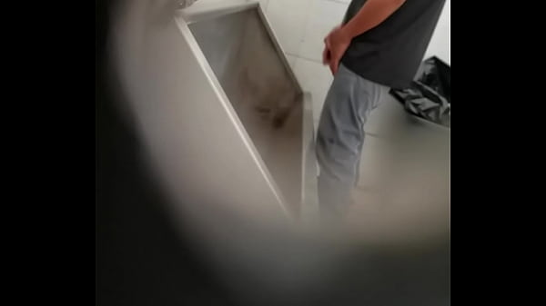 Chiludo en el ba&ntilde;o 