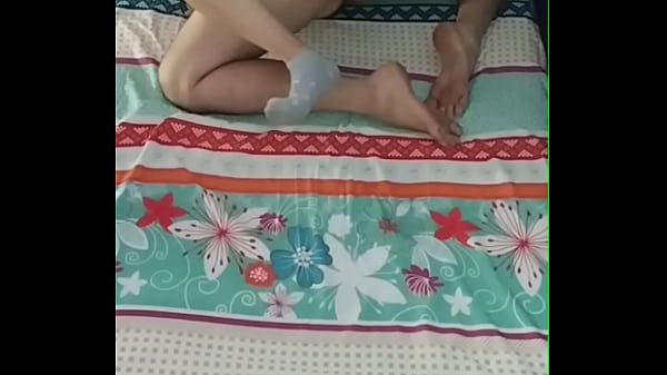 Me di cuenta que mi hermanastra estaba acostada al lado m&iacute;o, y no pude evitar follarla 