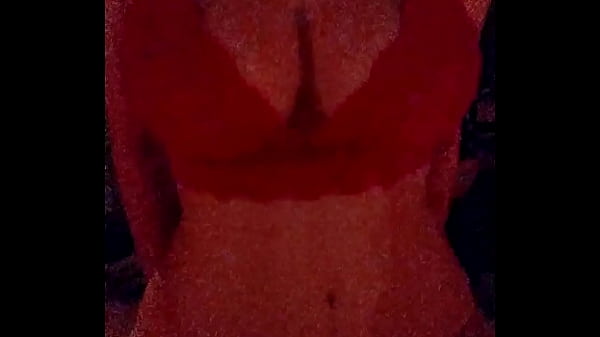 Tetona en lencer&iacute_a roja disfrutando