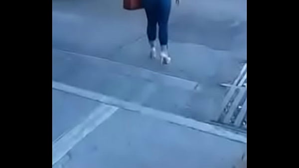 Mi amiga Rosi esperando taxy despues de ir a coger