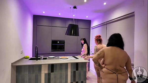 Nonton 4k Chubby Girls Pizza Food Fetish Eating In Topless G String thumbnail