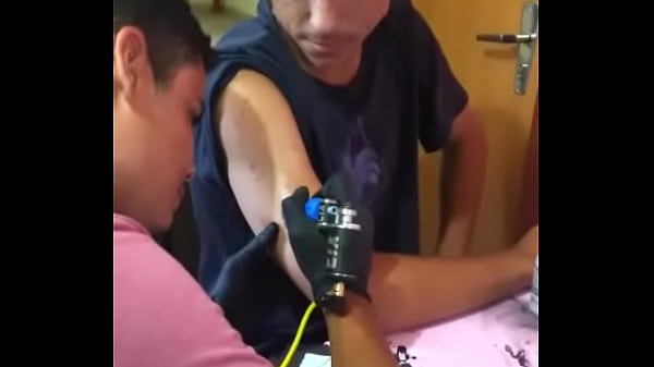 Tatuador fudendo cliente