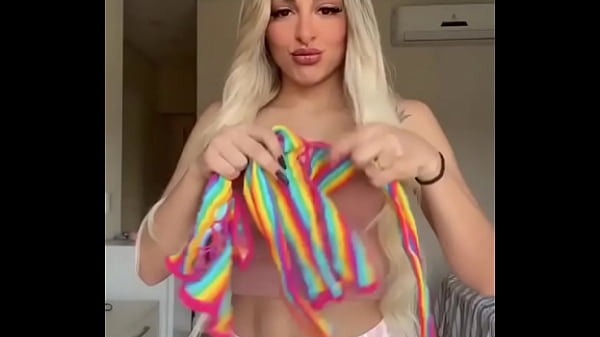 Loira gostosa linda na telinha 