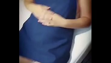 La chica de la limpieza result&oacute_ bien puta y me limpio la verga a mamadas en su primer d&iacute_a y se gan&oacute_ un aumento
