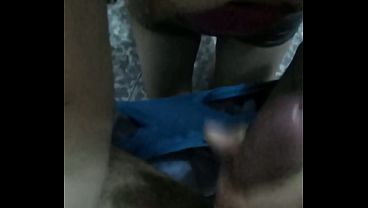 putipobre flaquita invita a su vecino a coger cuando su marido no esta 