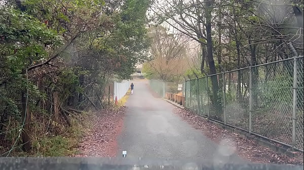 Play MP4 - 女装子まゆちゃんが早朝の誰もいない雨の遊歩道で下半身露出しながら興奮してしまい全裸になって露出プレイを楽しんでいる