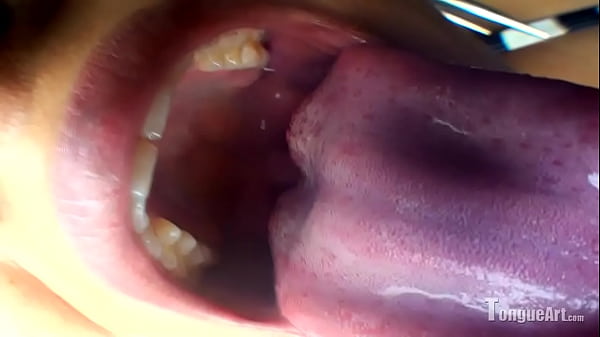 Paris Shows Her Tonguw thumbnail