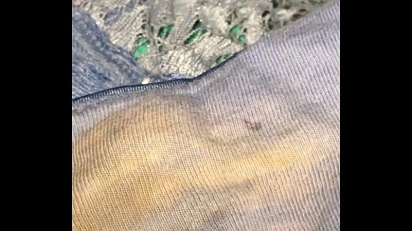 Tanga tan sucia que llega a quedar amarilla
