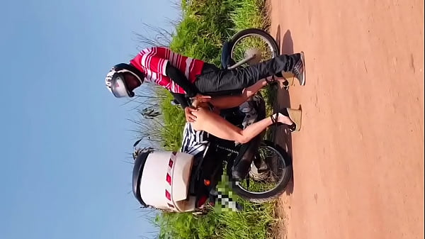 Play MP4 - MOTOQUEIRO N&Atilde;O RESISTIU E BRINCOU COMO CUZINHO DA SAFADA NA BEIRA DA ESTRADA