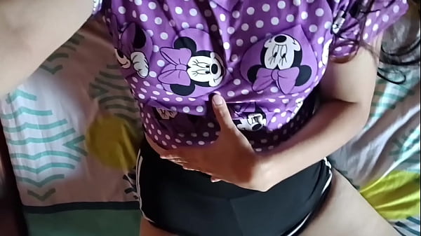 Garota Fofa De Pijama Se Masturba E Goza Na Cama Do Padrasto