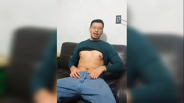 Play MP4 - Rico joven hetero curioso verg&oacute;n de 19cm cuenta como se follo un culito Twink &excl; Termina sac&aacute;ndose la lechota de su vergota rica &excl;