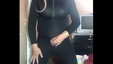 Travesti de negro, mostrando gran verga y masturbandose