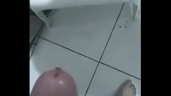 Jalandome la pija rico en el ba&ntilde;o del balneario 