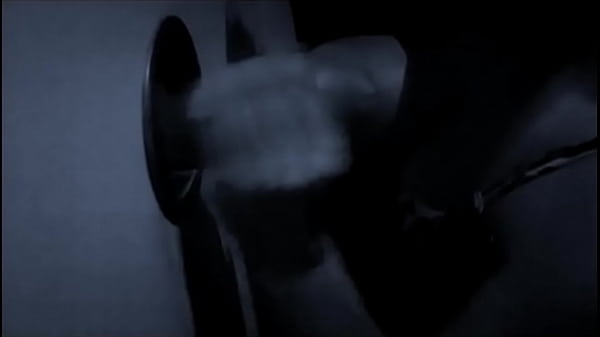 Punhetando e chupando no gloryhole 