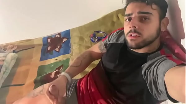 Espirrando porra novinho safado 