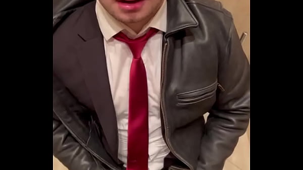 Nonton #kinkysirius #menatplay #suit #officesuit #office #leather #meninleather #leathe... thumbnail