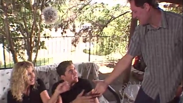 Play MP4 - Sara Jay&colon; Venez baiser ma femme&period; Gros seins et beau cul &excl; Sara a ses d&eacute;buts &excl; A voir&period;