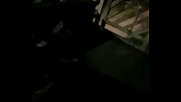 Marido comendo a esposa na rua ao ar livre