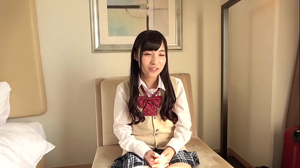 純白の下着を恥ずかしそうにさらけ出し、、、と思いきやまさかのtバック！！制〇にtバックとかエロすぎるww「制〇プレイとか絶対してるでしょw」「ん～&hellip;無くはないですww」制〇を着ると興奮するらしく制〇を着たままのプレイが大好きなんだとか！！ thumbnail