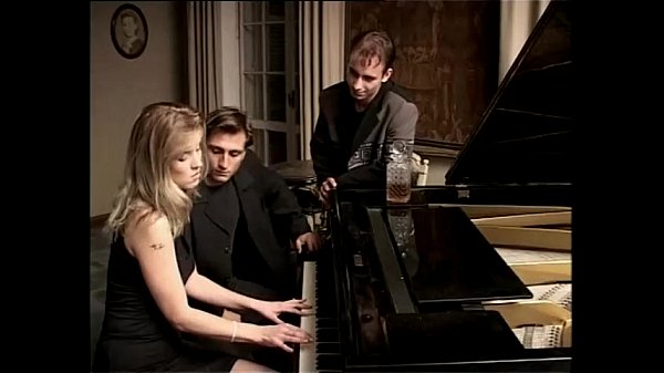 Play MP4 - Blonde whore playing piano and two cocks