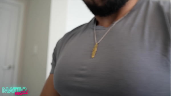 Play MP4 - Muscle Hunk's Tight Shirt Chest Bouncing