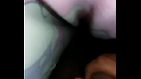 Colombiano gay escondido se masturba en su cama hasta correrse 