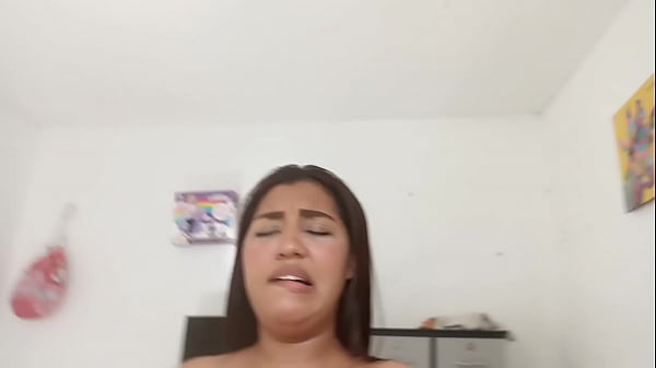 Que me dice &ldquo;con permiso&rdquo;, me abre las piernas, apunta su verga a mi papaya y que me la deja ir  completa!!! 