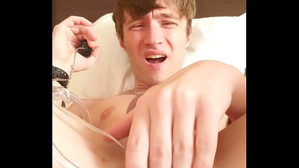 Play MP4 - Cody inflates his big pussy