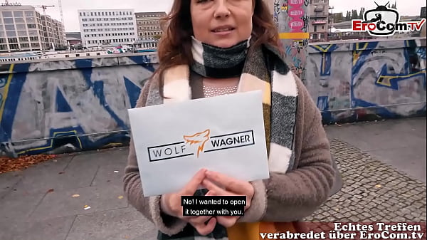 Play MP4 - Deutsche alte Hausfrau wird abgeschleppt vom Mann auf der Sta&szlig;e zum Ficken