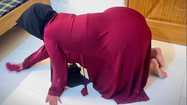 Hot Aunty Stuck Under Bed & Undress Her Huge Ass When She Try To Act Of Maid In Arab Hotel By Clean thumbnail