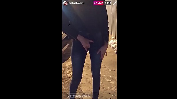 Play MP4 - NA RUA&comma; GOSTOSA BATE UMA EM P&Uacute;BLICO EM LIVE DO INSTAGRAM&comma; COM PEITOS DE FORA&excl; BUZINARAM AO VER&excl; - Melina Bloom