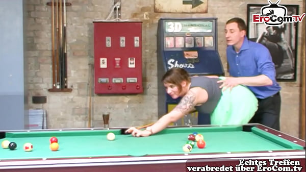 Play MP4 - Deutsche kurvige dicke titten schlampe fickt auf dem billard tisch