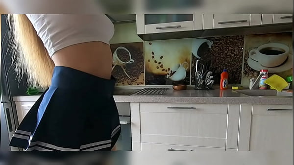 Estudi nte es cogida en el comedor le llenan de semen su ano